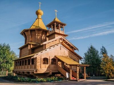 Историко-культурный центр «Старый Сургут» — это историко-этнографический комплекс, расположенный в живописном месте центральной части города на берегу реки Саймы. На территории находятся 14 деревянных домов. Все они представляют собой реконструкцию старых зданий, когда-то стоявших в различных частях города, но впоследствии собранных в единый архитектурный ансамбль. Историко-культурный центр «Старый Сургут» дает наглядное представление об историческом облике, который имел Сургут на рубеже XIX–XX веков, и открыт для посетителей с 1999 года.