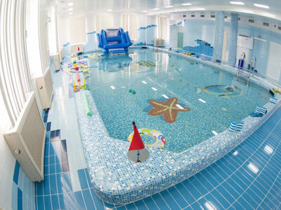 Бассейн  оснащен необходимым оборудованием: плавательные доски, мячи, игрушки, плавательные круги, нарукавники, гимнастические палки и т.д.