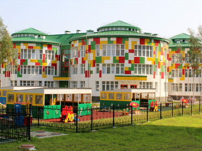 Яркое трехэтажное здание нашего детского сада  размещается на довольно большой и просторной территории в 6 380 кв. м.

525 воспитанников  с 2 до 7 лет распределены по 15 возрастным группам. 

Кроме стандартных помещений для каждой группы, состоящих из приёмной, игровой, спальни, туалетной комнаты, буфетной, в детском саду  есть плавательный бассейн, медицинский блок, кабинеты для учителя-логопеда, педагога-психолога, музыкальный и спортивный залы, пищеблок, помещения для персонала, 15 веранд с прилегающими к ним игровыми площадками, спортивная площадка.