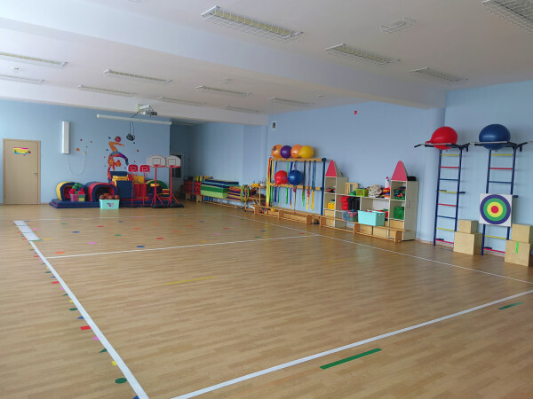 Физкультурный зал оснащен всем необходимым современным оборудованием: канаты различной длины и диаметра, комплект элементов полосы препятствия, гимнастическая стенка с перекладинами для виса; набивные мячи; мячи для элементов спортивных игр (мини волейбол, футбол, баскетбол); обручи; гимнастические палки; флажки разноцветные; мешочки для метания; наборы мягких модулей и т.д.

 Оборудование (размеры, габариты и вес предметов) соответствует возрастным особенностям детей и их антропометрическим показателям, количество оборудования определяется из расчета активного участия детей в процессе разных форм двигательной активности.