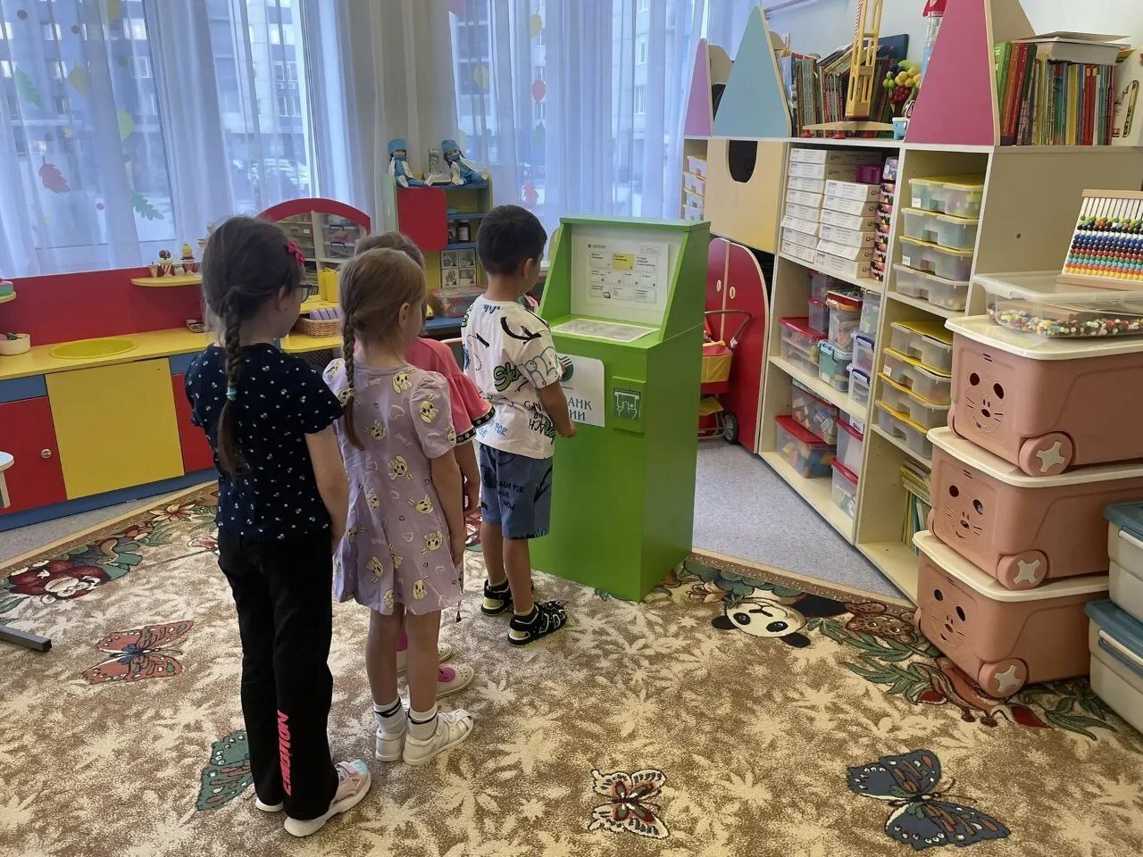 На фото дети играют в сюжетно-ролевую игру Мы пришли в банкомат