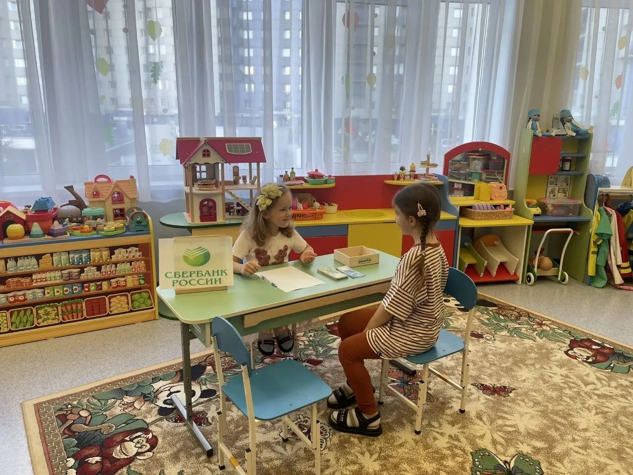 На фото дети играют в сюжетно-ролевую игру Мы пришли в банк