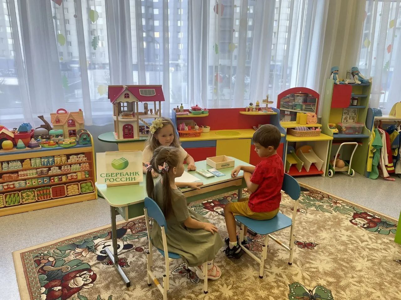 На фото дети играют в сюжетно-ролевую игру Мы пришли в банк
