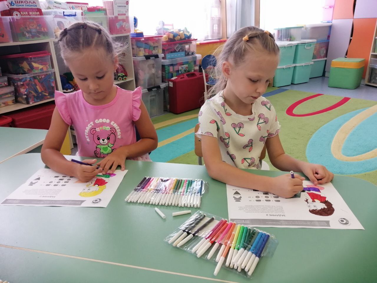 На фото дети выполняют за столом задания