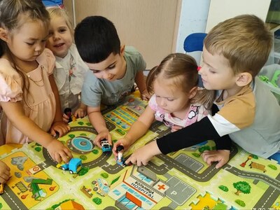 Дети играют в машинки