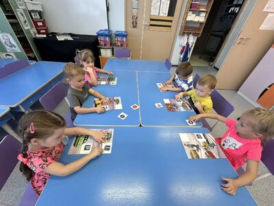 Дети играют в дидактическую игру по ПДД