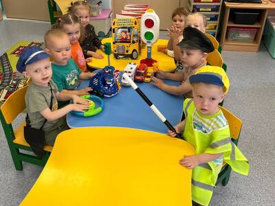 На фото дети в форме водителя такси, полицейского, с атрибутами в руках