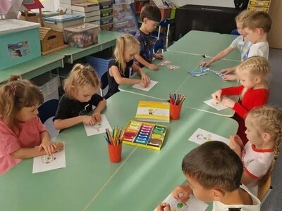 На фото дети лепят светофор