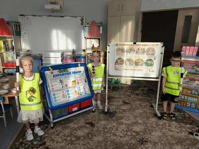 На фото дети с плакатами по ПДД