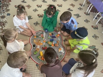 На фото дети играют в машинки