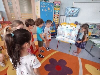 Дети рассматривают плакат по правилам дорожного движения