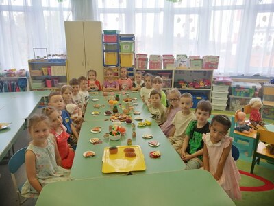 На фото дети играют в сюжетно-ролевую игру Семья (чаепитие)