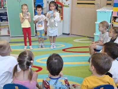 Дети показывают фото и рассказывают о своей семье.