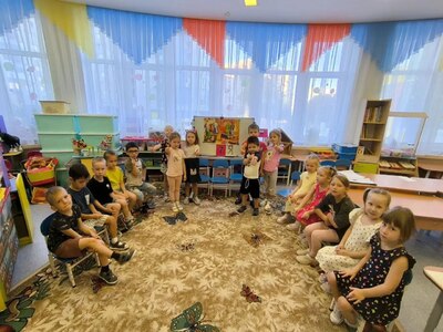 Дети рассматривают фото и рассказывают о своей семье.