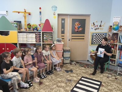 Инспектор показывает детям иллюстрации