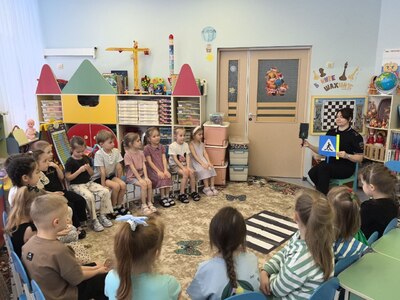 Ребята сидят в кругу, инспектор проводит беседу