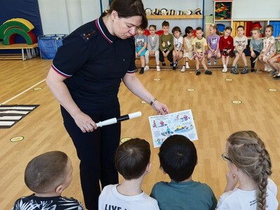 Инспектор показывает детям иллюстрации