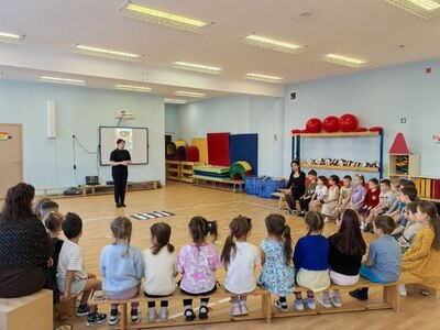 Дети сидят в кругу, инспектор проводит беседу