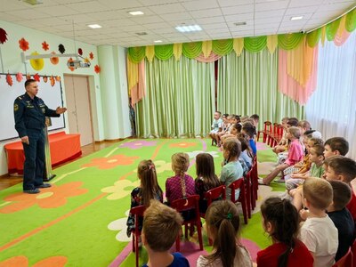 Сотрудник пожарной части проводит беседу с детьми
