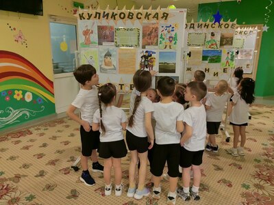 Дети рассматривают рисунки