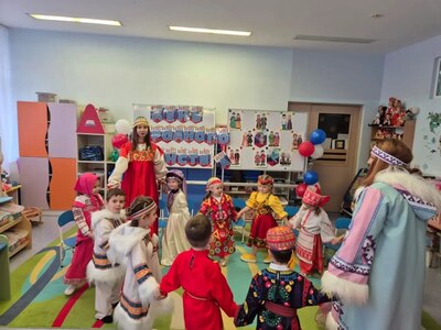 Дети в народных костюмах водят хоровод