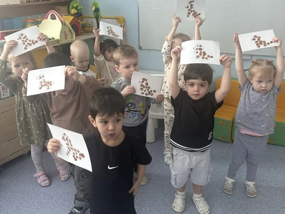 Дети с рисунками собак